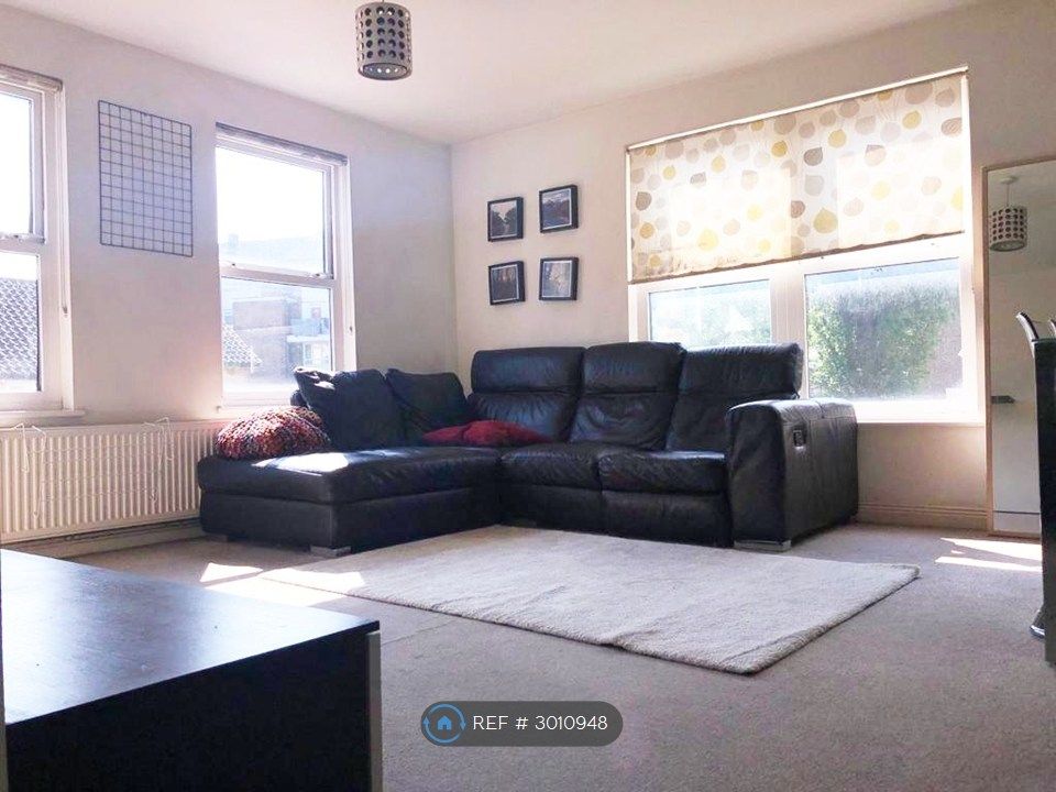 Property photo 1 of 17 Living Room