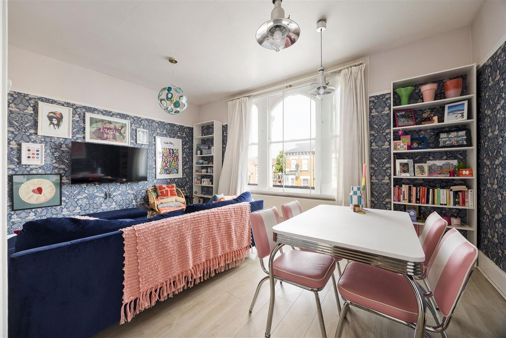 Property photo 1 of 17 Lea Bridge Road, E10