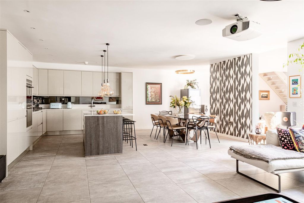 Property photo 2 of 17 Beethoven Street-7.Jpg