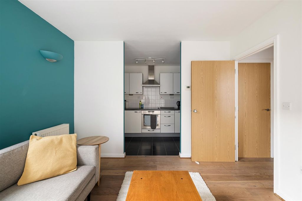 Property photo 2 of 19 Hacon Square, E8