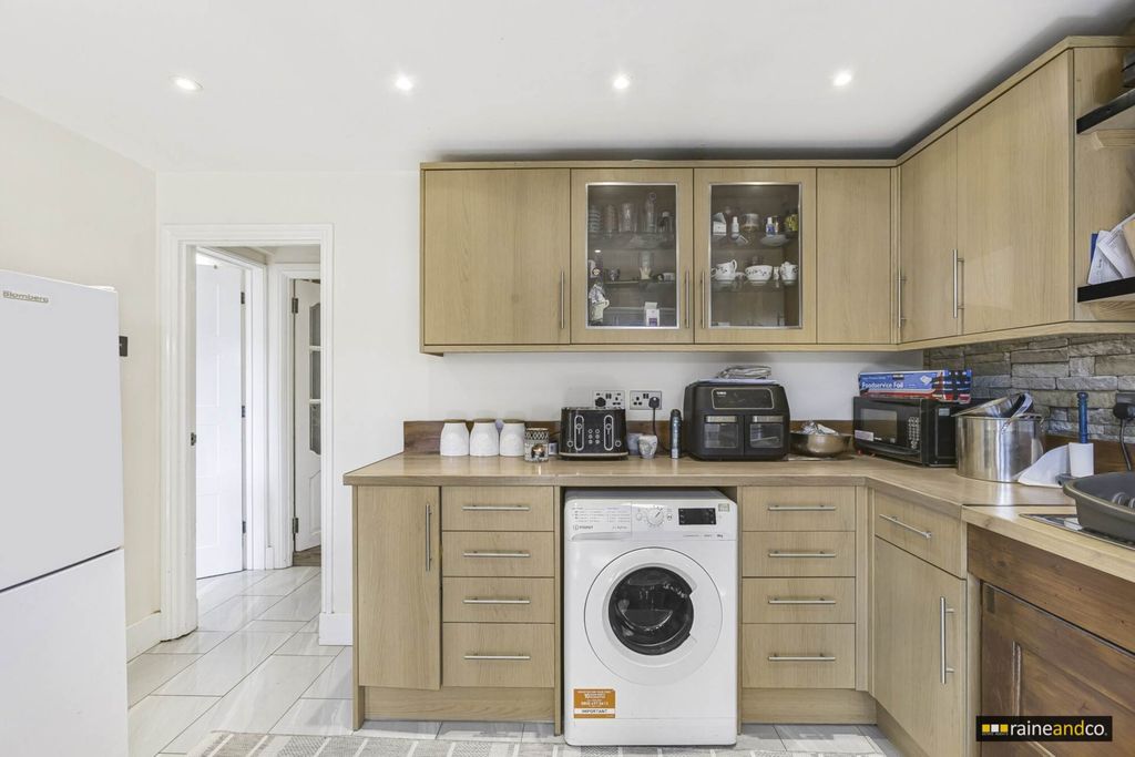 Property photo 3 of 46