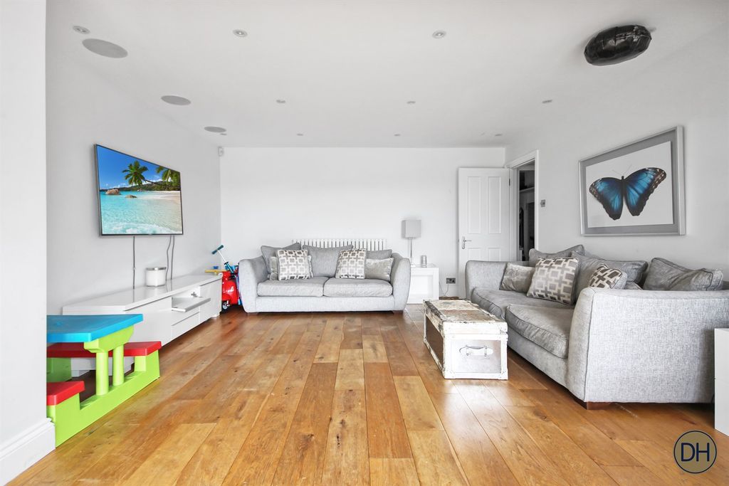 Property photo 3 of 15 Family+Room%2Fdining+Room+