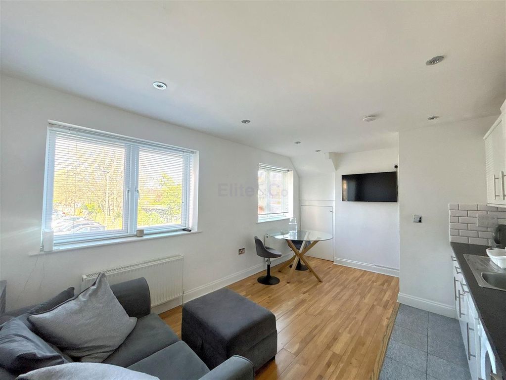 Property photo 3 of 13 Lounge/Kitchen