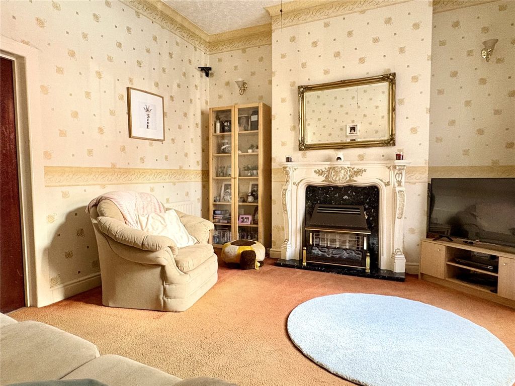 Property photo 3 of 12 Lounge