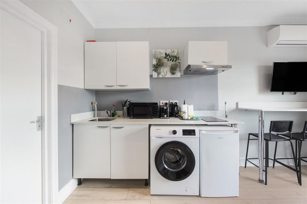 Property photo 3 of 8 Modern Fitted Kitchen