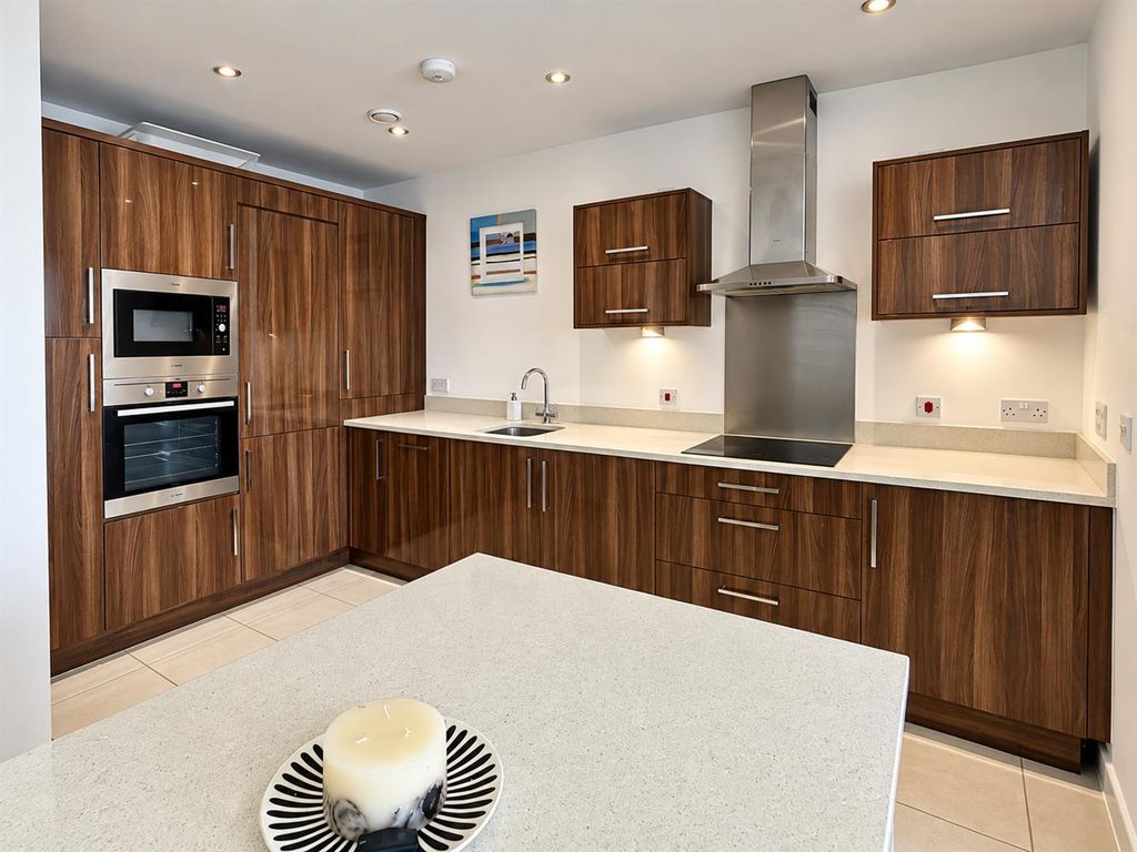 Property photo 1 of 17 A71d5196-0Fbe-4Faa-ba0A-Ae0880Bfd488.Png