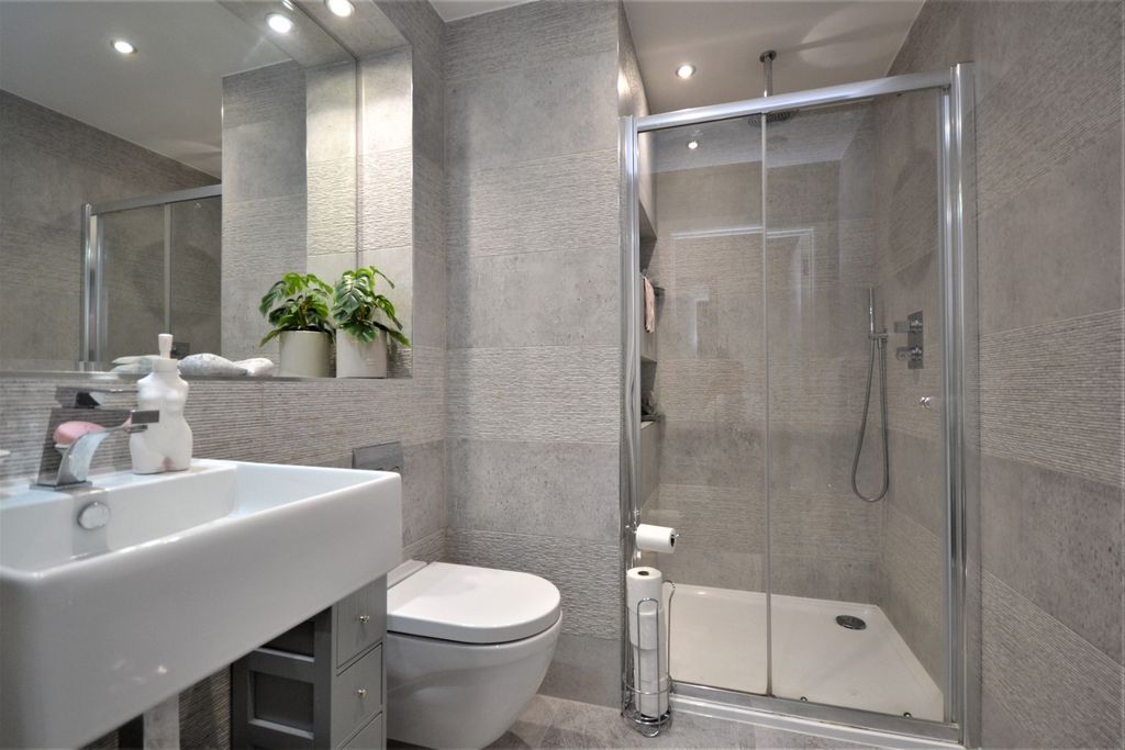 Property photo 3 of 6 Bathroom