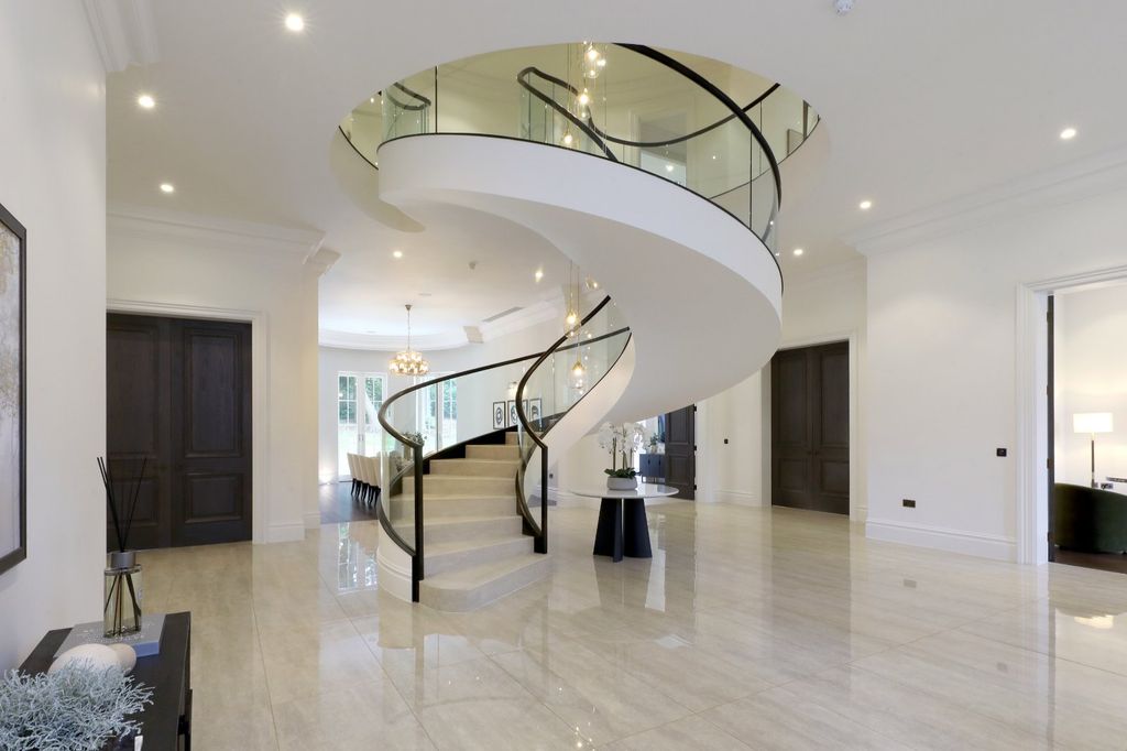Property photo 3 of 22 Entrance Hall