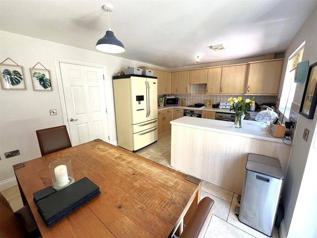 Property photo 3 of 14 Kitchen