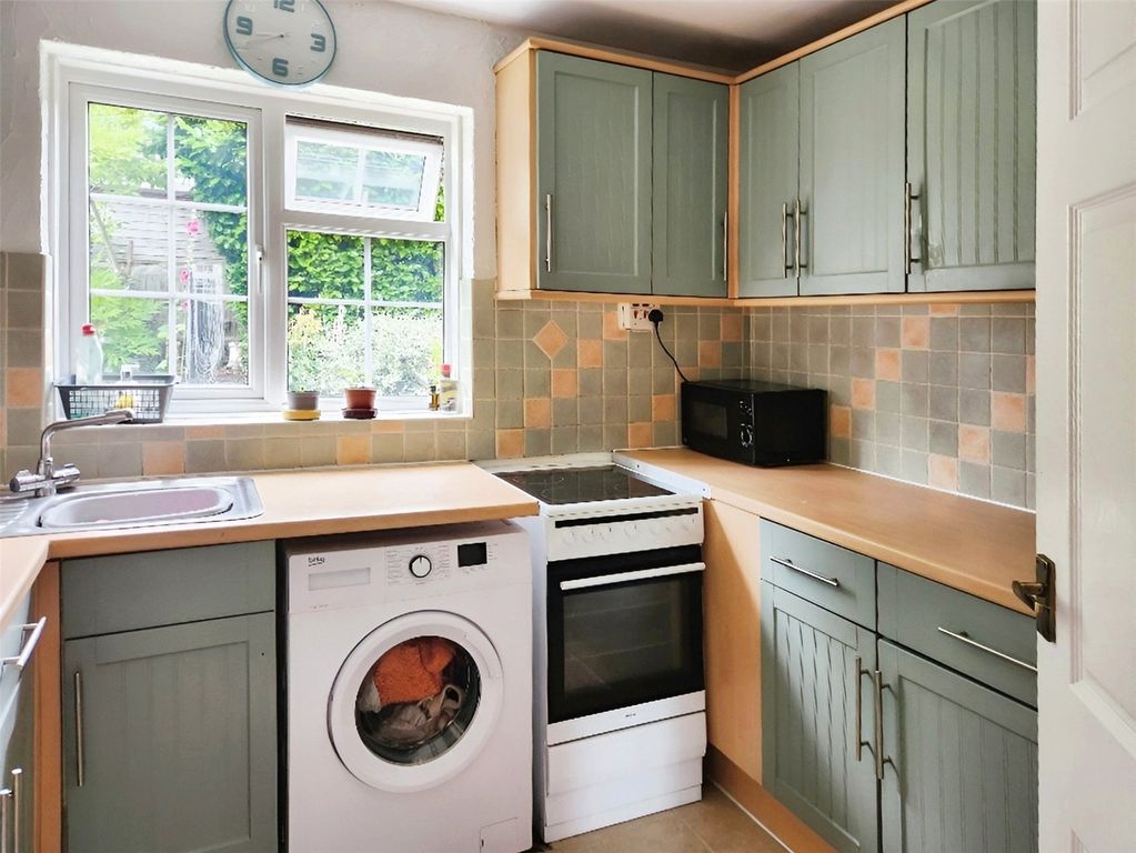 Property photo 3 of 11 Kitchen