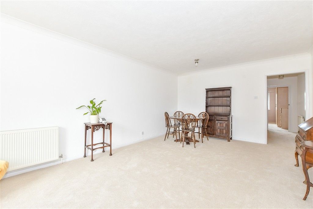 Property photo 3 of 8 Lounge