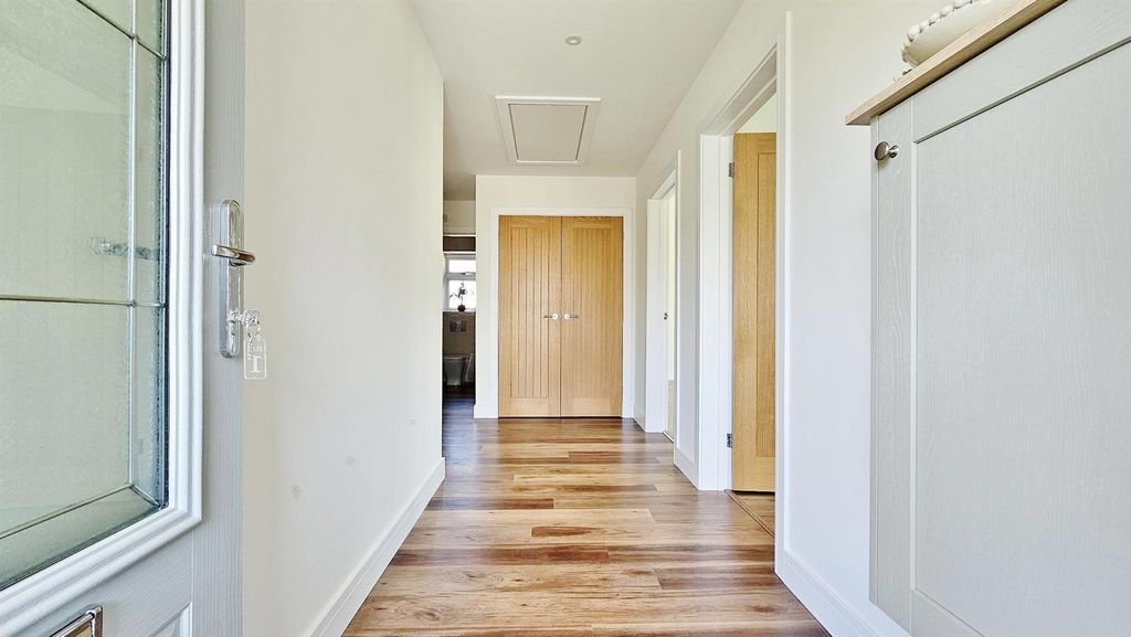 Property photo 3 of 21 Entrance Hall