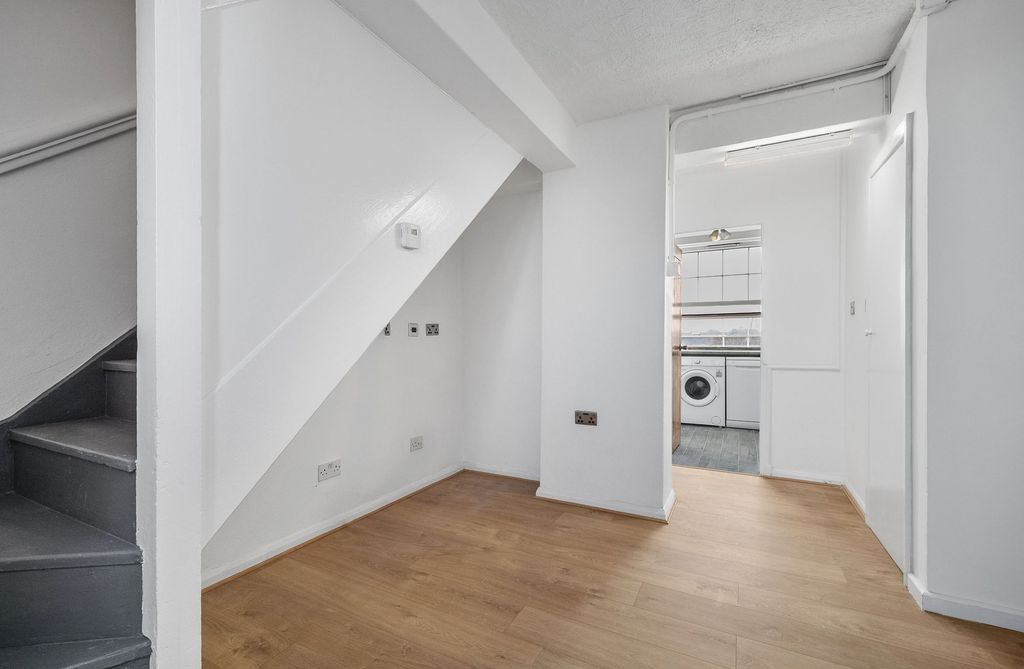 Property photo 3 of 11 Entryway