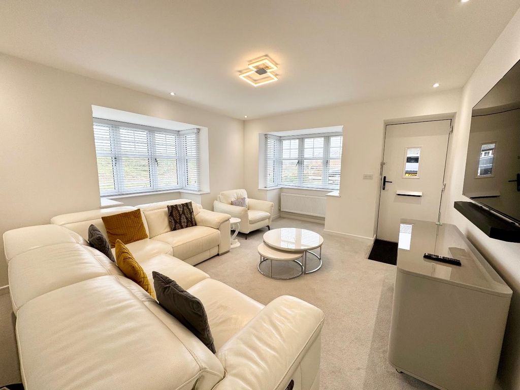 Property photo 3 of 12 Lounge