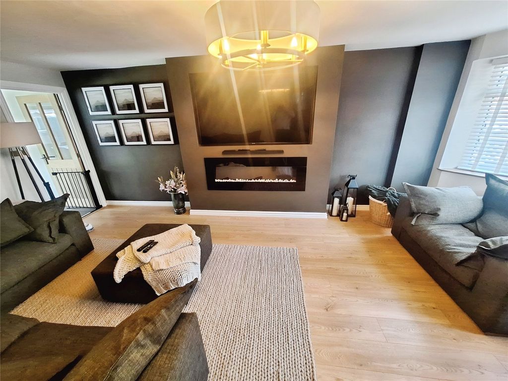 Property photo 2 of 18 Lounge