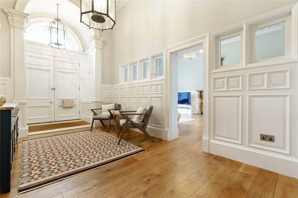 Property photo 2 of 18 Entrance Hall