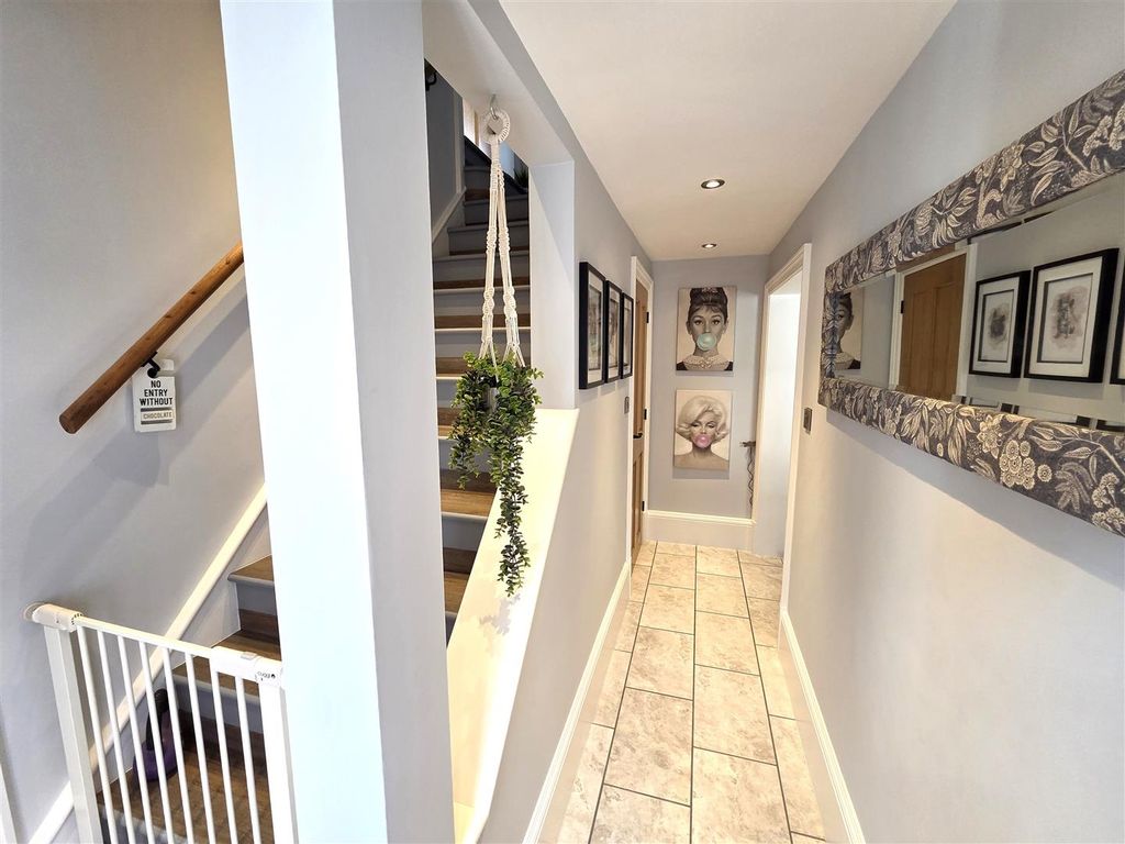Property photo 2 of 19 33762.Jpg