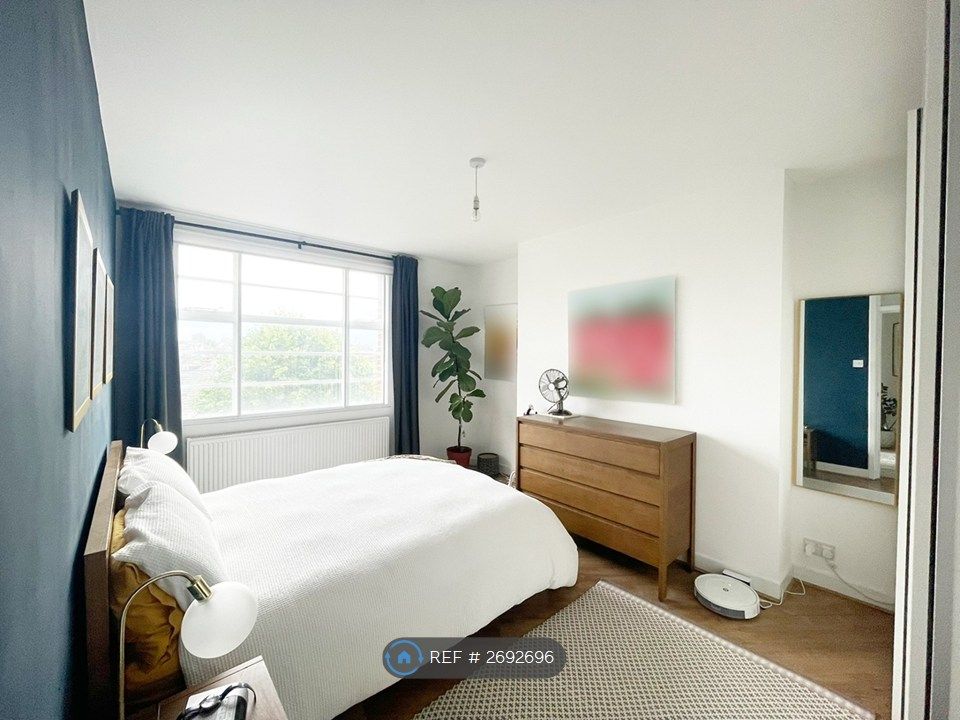 Property photo 2 of 8 Bedroom 01