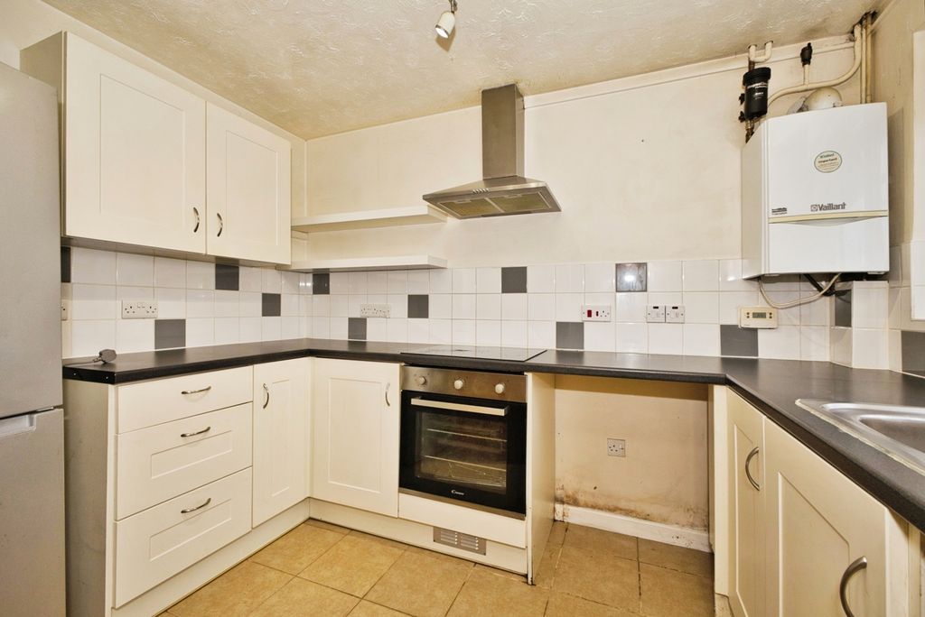 Property photo 2 of 19 Kitchen