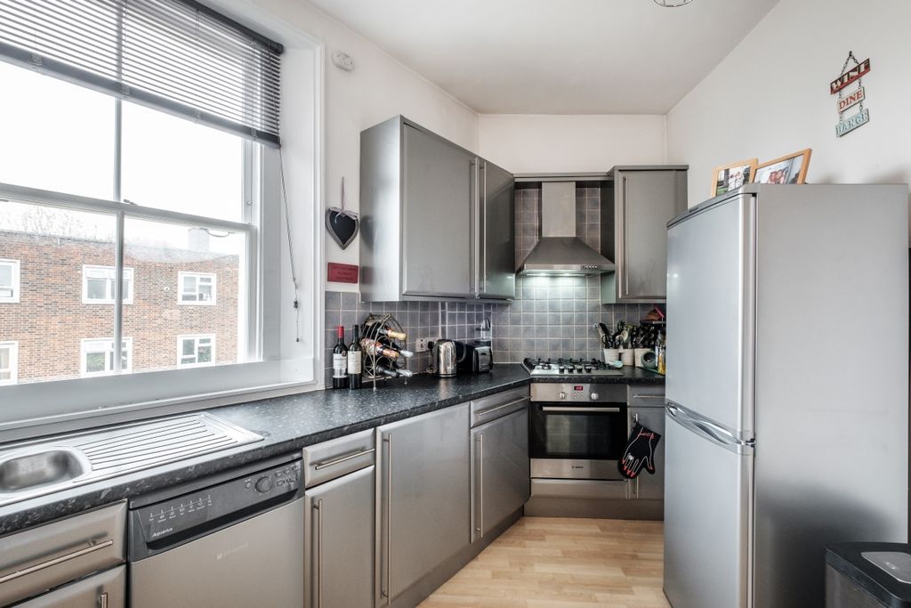 Property photo 2 of 10 King Henrys Walk