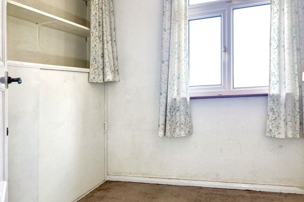 Property photo 2 of 7 124 Frinstead Road, Erith, Kent, Da8 3Lb