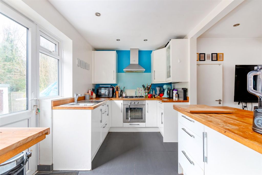 Property photo 3 of 12 Glastonbury Road