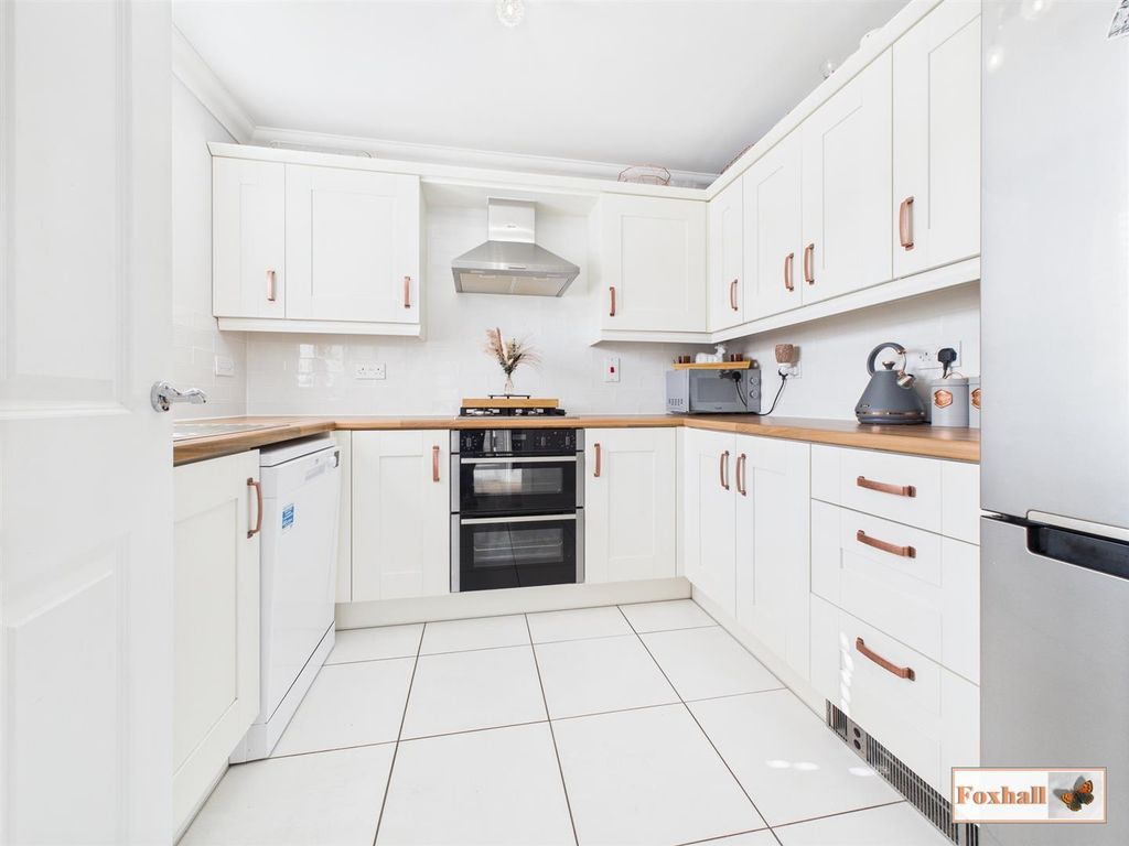 Property photo 3 of 18 Kitchen