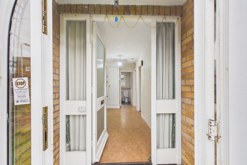 Property photo 2 of 14 Ewemove - Spalding - Hallway