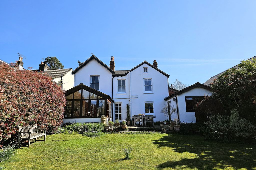 Property photo 2 of 11