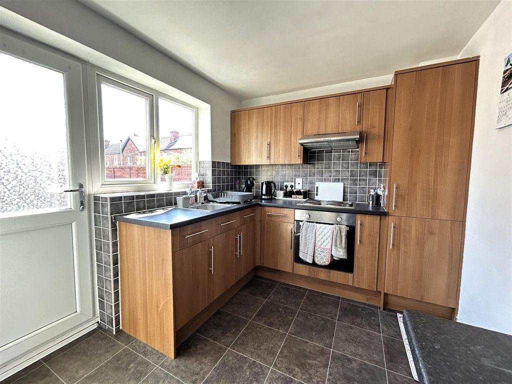 Property photo 3 of 10 Kitchen