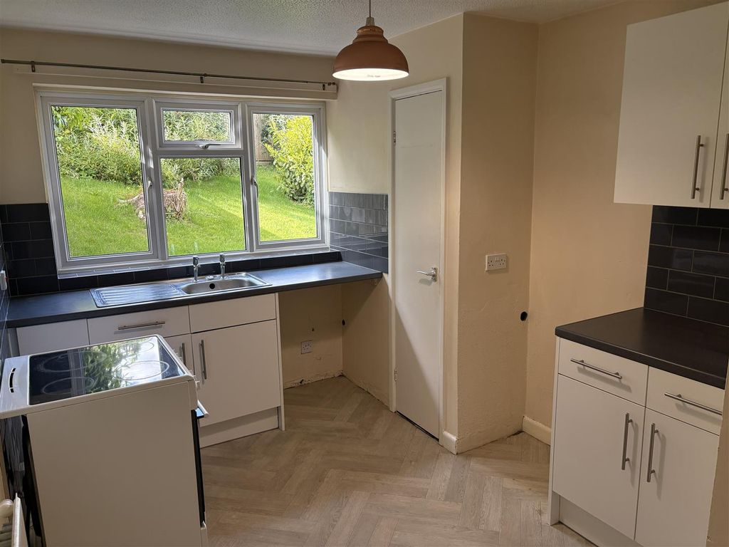 Property photo 3 of 7 Kitchen