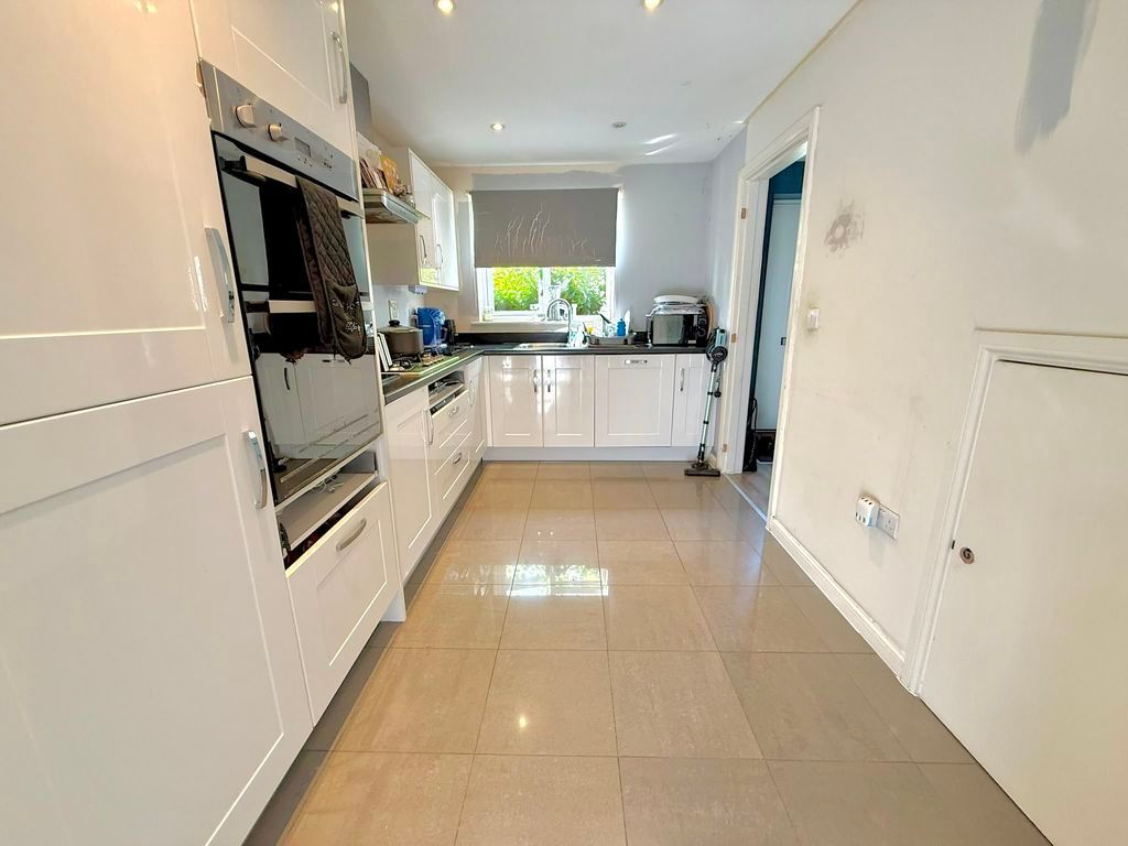 Property photo 2 of 18 Kitchen