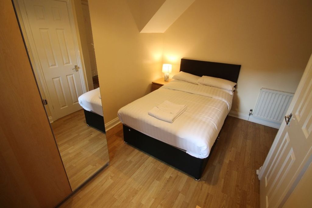 Property photo 3 of 15 A Cozy Double Bedroom Featuring A Comfortable Bed ...
