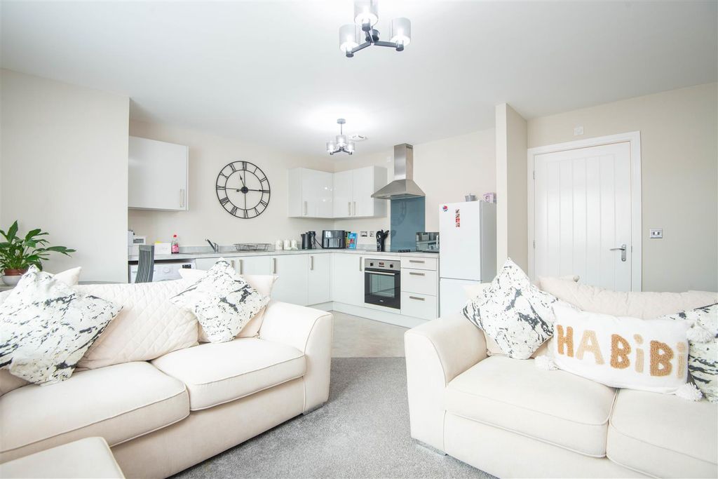 Property photo 2 of 13 Kitchen / Lounge