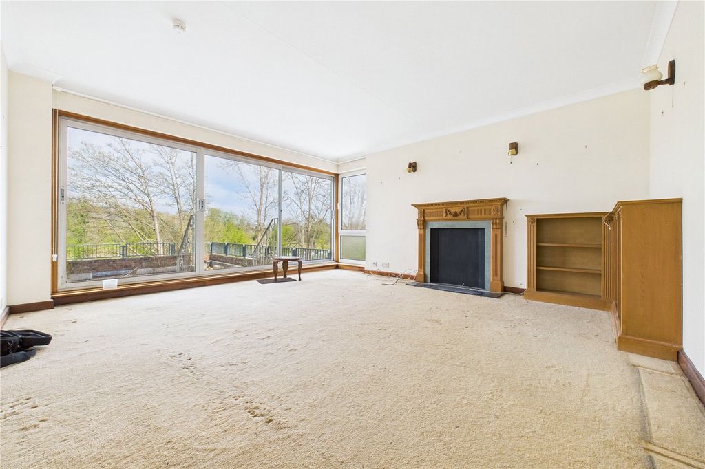 Property photo 2 of 21 Living Room