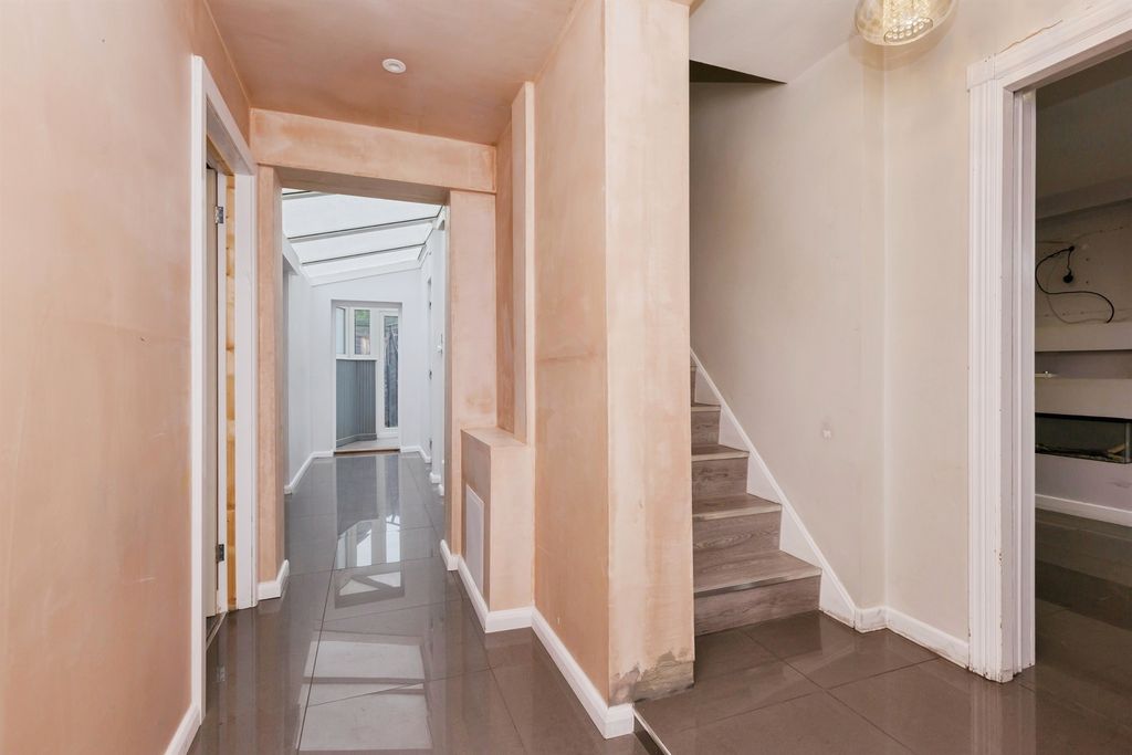 Property photo 3 of 17 Entrance Hall