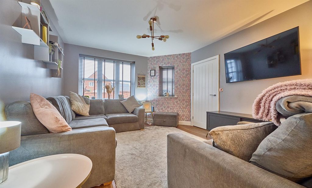 Property photo 3 of 20 Holywell Fields Hk 13.Jpg