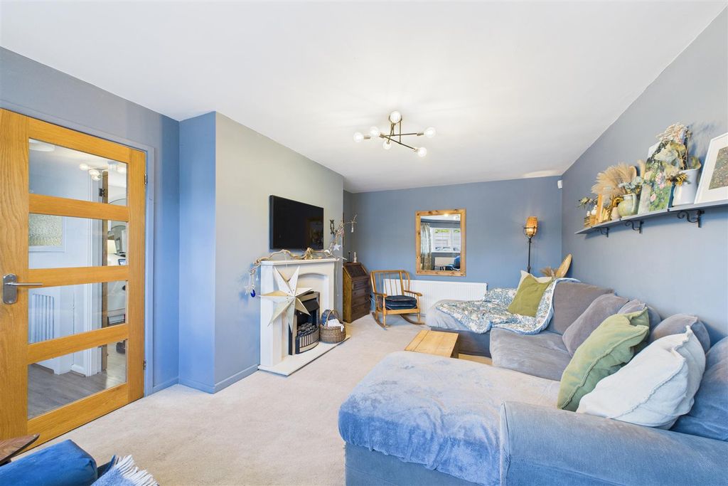 Property photo 3 of 22 Lounge