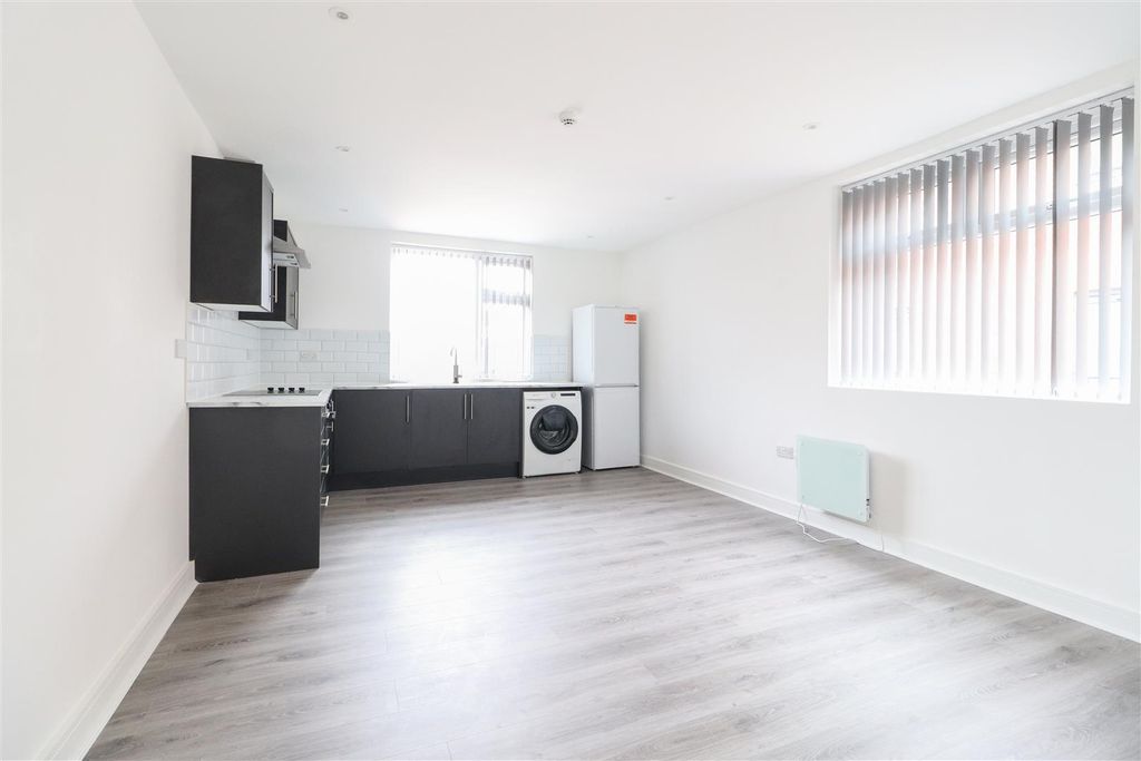 Property photo 2 of 6 Queens Road-9.Jpg