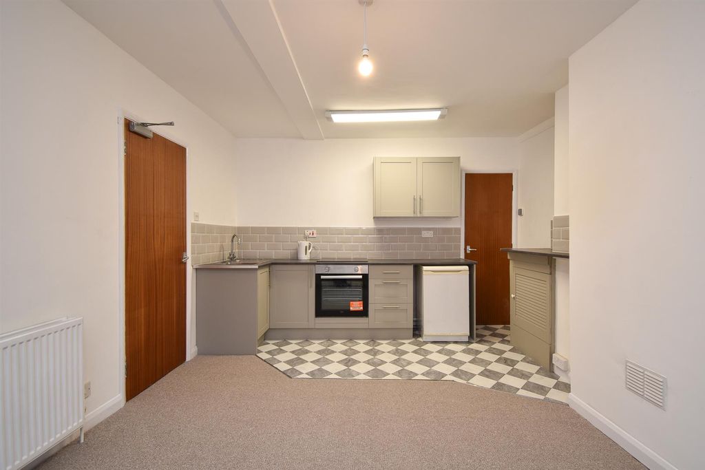 Property photo 3 of 11 Living Space