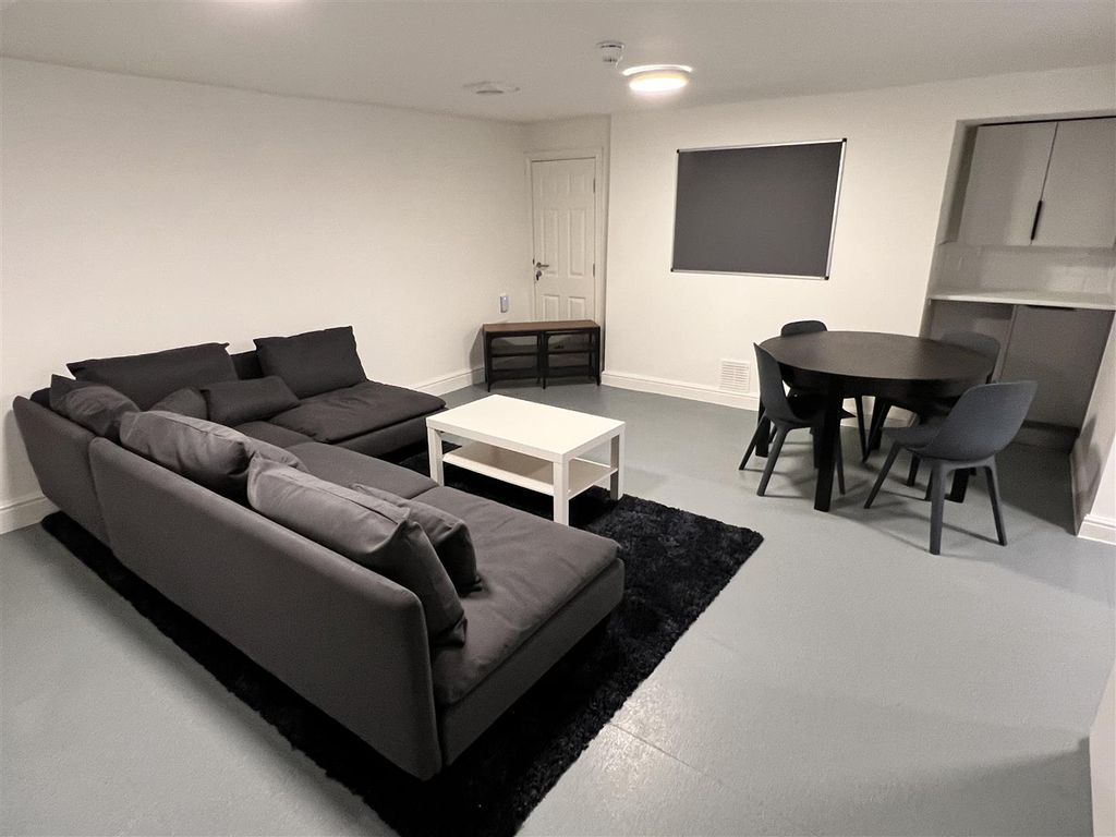 Property photo 3 of 8 Lounge