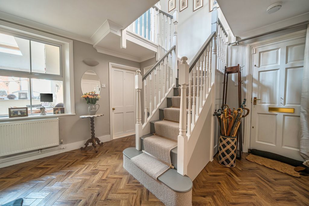 Property photo 2 of 28