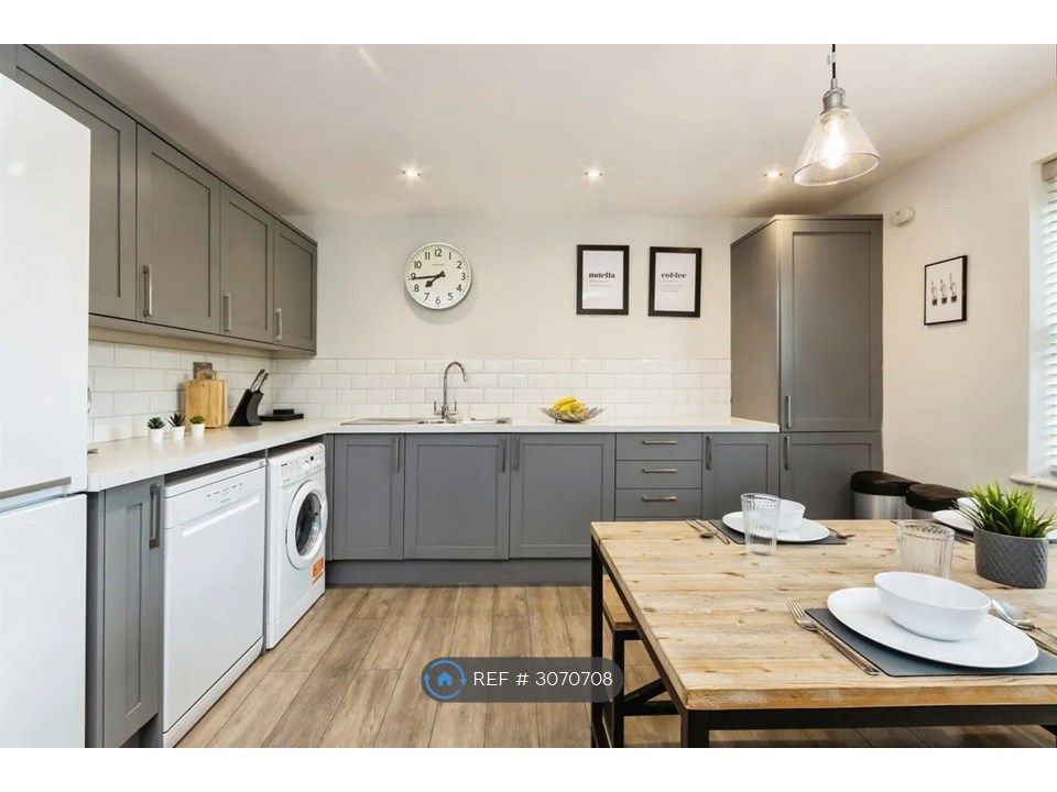Property photo 2 of 10 Kitchen
