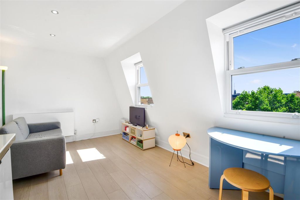 Property photo 3 of 12 Kitchen/Reception Room