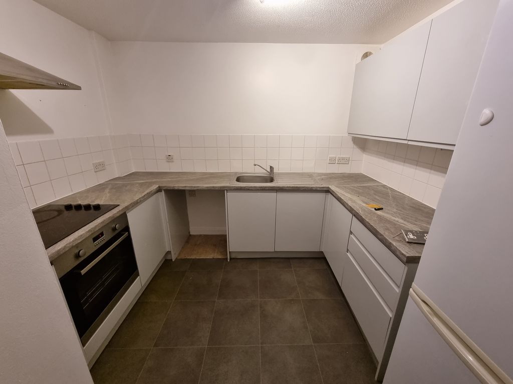 Property photo 3 of 10 Kitchen