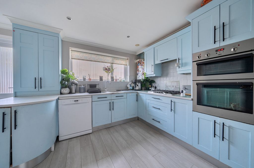 Property photo 2 of 14 1375487-11-6909d9...