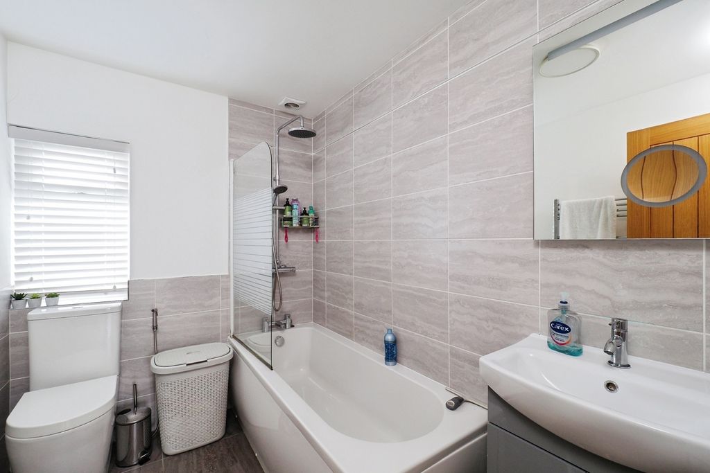 Property photo 3 of 16 Bathroom