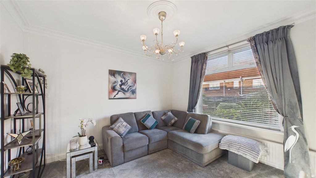 Property photo 3 of 21 Lounge