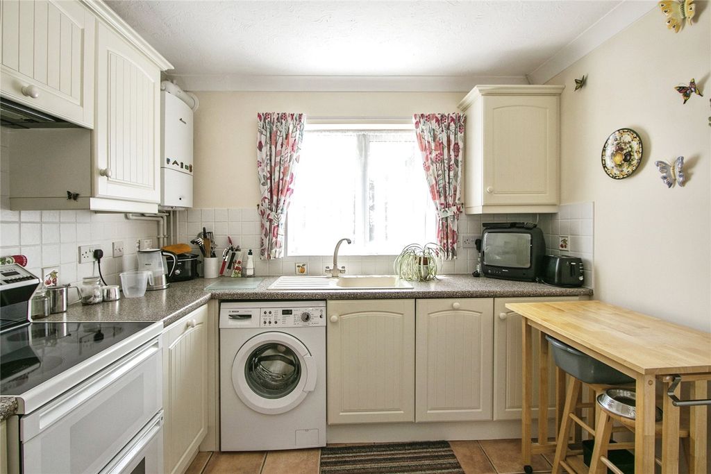 Property photo 3 of 10 Kitchen