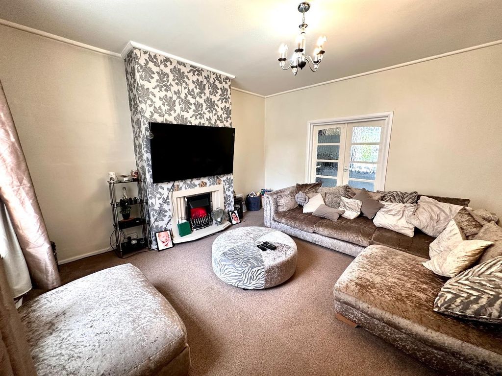 Property photo 3 of 13 Lounge